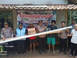 Polresta Banyumas Memberikan Bantuan Untuk Warga Ajibarang Terdampak Rumah Ambruk