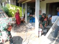 Babinsa Sigap Bantu Perbaiki Rumah Warga Penerima Bantuan Bedah Rumah   