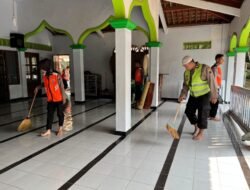 Polres Kebumen Gelar Bakti Religi Bersihkan Masjid di Mirit