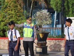 Polres Jepara Gelar Pelayanan Lalu Lintas AG Pagi, Bantu Anak Sekolah Hingga Warga Menyebrang