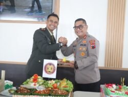 Kapolres Kebumen Beri Kejutan Tumpeng untuk Dandim di HUT ke-80 TNI
