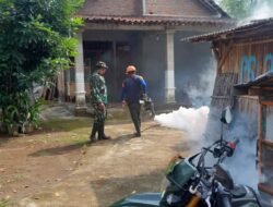 Babinsa Simo Dan Puskesmas Lakukan Fogging Cegah DBD di Desa Wates