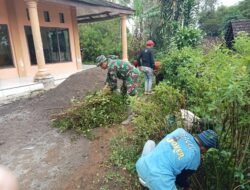 Babinsa Nogosari Ajak Warga Sembungan Gotong Royong Bersihkan Jalan Desa.