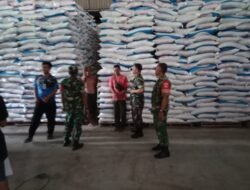 Babinsa Datangi Gudang Pupuk, Cegah Terjadinya Penyelewengan di Wilayah