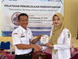 Tidak Hanya Ilmu, Founder Rumah Baca Purnama Juga Berbagi Buku Pada Pelatihan Pengelolaan Perpustakaan 