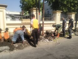 Koramil 04/Jebres Bersama Masyarakat Bergotong-royong Kebut Sasaran Fisik TMMD Sengkuyung Tahap IV