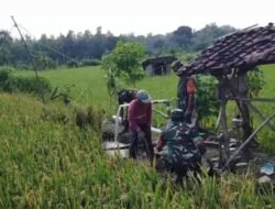 Babinsa Bantu Pemeliharaan Sumur Sibel Milik Petani