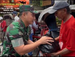 Bakti Teritorial Prima HUT Ke-80 TNI, Dandim 0735/Surakarta Gelar Jum’at Berkah Berikan Bantuan Paket Sembako Kepada Tukang Becak
