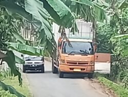 Kembali Terjadi Truk Tronton Bermuatan Berat Lewati Jalan Kelas 3, Si Pemilik Toko Berdalih Sudah Biasa Bongkar Disitu