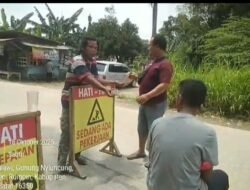 Para Petugas Pengatur Lalulintas di Proyek Rekontruksi Jalan Raya Rumpin Kampung Sawah Keluhkan Upah Mereka