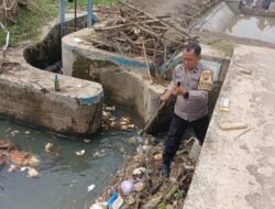 Cegah Meluap Saat Hujan Deras, Bhabinkamtibmas di Jepara Bersihkan Sungai Kaweden