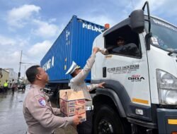 Genangan Air Lumpuhkan Jalur Semarang–Demak, Polisi Siaga Bantu Warga dan Pengendara