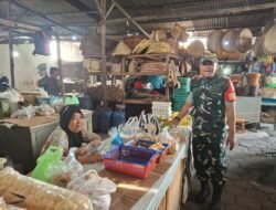 Pastikan Harga Sembako Stabil, Babinsa Danukusuman Sambangi Pedagang Pasar Harjodaksino
