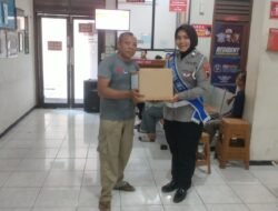 Polres Sragen Sisipkan Aksi Sosial dalam Program “Polantas Menyapa” untuk Wajib Pajak Lansia