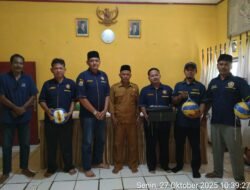 Wujud Kebersamaan, Karang Taruna Kecamatan Gunungkencana Serahkan Bantuan Alat Olahraga kepada Karang Taruna Desa