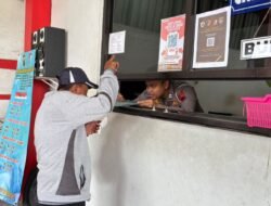 Briptu Noval Sosialisasikan Mekanisme Cek Fisik Kendaraan di Samsat Kendal