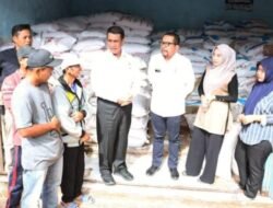 Mentri Pertanian Dan Kepala Staf Kepresidenan Tinjau Kios Pupuk Di Lampung Utara 