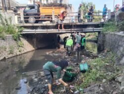 Cegah Banjir, Babinsa Kerten Bersama Masyarakat Laksanakan Pembersihan Anak Sungai Gajah Putih