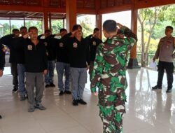 Sinergi Babinsa Bersama Bhabinkamtibmas Gilingan Latihkan PBB Kepada Linmas