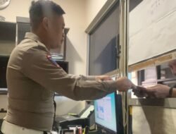 Bripka Agyl Layani Warga di Loket Mutasi Kendaraan Bermotor Samsat Kendal