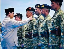 Presiden Prabowo Anugerahkan Pangkat Istimewa kepada 11 Purnawirawan TNI di KRI dr. Radjiman Wedyodiningrat