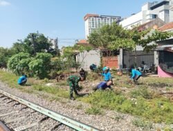 Babinsa Purwosari Laksanakan Kerja Bakti Pembersihan Lingkungan Bersama Linmas Dan Saberling