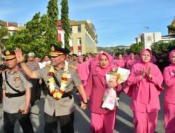 Suasana Haru dan Tangis Selimuti Pelepasan Irjen Agus Nugroho dari Polda Sulteng
