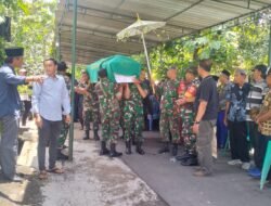 Wujud Rasa Kekeluargaan Antar Sesama Rekan Kerja, Anggota Koramil 05/Pasar Kliwon Takziah Mertua Anggota Yang Meninggal Dunia