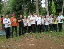 Gotong Royong jalan Kabupaten Abung Tengah melibatkan unsur masyarakat 11 Desa sekecamatan Abung Tengah Di Hadiri Wakil Bupati Romli S.Com S.H 