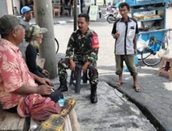Serap Informasi Sembari Ngopi Bersama Warga, Babinsa Pucangsawit Komsos di Warung Kopi