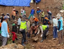 Polres Temanggung Bersama Warga Gotong Royong Bersihkan Material Longsor di Bulu