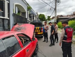 Mobil Sedan Terbakar di Depan Kantor Kejaksaan Wonogiri, Polisi Sigap Bantu Padamkan Api