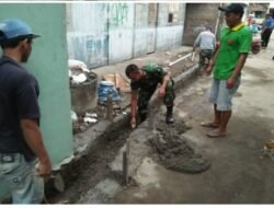 Cegah Banjir, Babinsa Ngemplak Ajak Warga Gotong Royong perbaikan Jalan dan Selokan