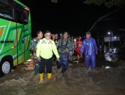 Tanggul Jebol, Banjir Rendam Lima Desa di Kebumen, Jalan Nasional III Karanganyar Sempat Lumpuh 