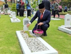 Kenang Jasa Pahlawan, Kadispendukcapil Ziarah Tabur Bunga di TMP Kusuma Bangsa