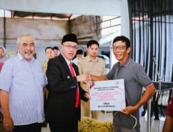 Bupati Banyumas Serahkan Hibah Perikanan, Peternakan dan Asuransi Nelayan Tahun 2025