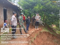 Polsek Sruweng Turun ke Lokasi Longsor, Personel Polres Kebumen Baur dengan Warga Evakuasi Material