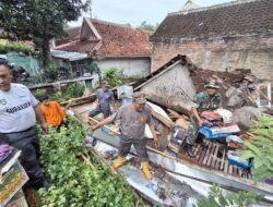 Koramil 03/Serengan ” Sigap “, bersama Warga Gotong-royong Bersihkan Puing-puing Rumah Warganya yang Roboh.
