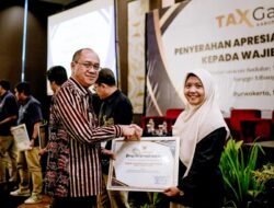 Bupati Sadewo Berikan Penghargaan Kepada Para Wajib Pajak Daerah