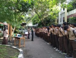 Babinsa Kepatihan Wetan Berikan Edukasi Demokrasi Kepada Pelajar Dalam PILKATOS ( Pemilihan Ketua OSIS ) di SMKN 08/Surakarta