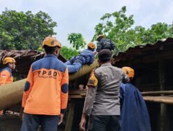 Respon Cepat 110, Polisi Evakuasi Pohon Tumbang Yang Timpa Rumah Warga Di Jepara