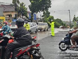Polres Jepara Gelar Pengaturan Lalu Lintas di Jam Rawan Padat, Meski Diguyur Hujan