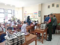 Serka Sudiyono Bantu Pendistribusian Program Pemerintah Makanan Bergizi Gratis (MBG) di SDN 59 Joyotakan