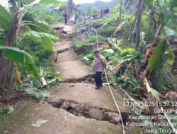 Tanah Bergerak Rusak Jalan Desa di Kecamatan Sempor