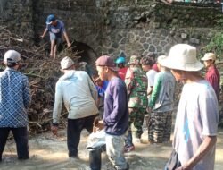 Cegah Banjir Babinsa dan Warga Gotong Royong Bersihkan Jembatan Tersumbat Sampah.