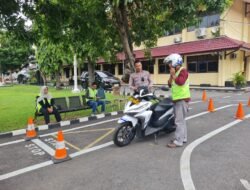 Aipda Joko Berikan Coaching Clinic kepada Pemohon SIM di Satpas Kendal