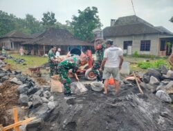 Babinsa Hadir untuk Masyarakat, Bantu Bangun Pondasi Rumah