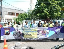 Petugas Gabungan Sosialisasi Operasi Zebra Candi 2025 di Kawasan Kota Lama Semarang