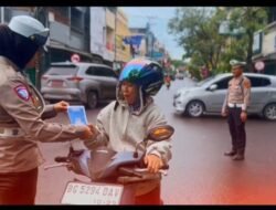 “Ops Zebra Musi 2025 di Muara Enim Bikin Kagum! Polisi Tak Hanya Menindak, Tapi Bagikan Brosur Edukatif Kepada Pengendara”