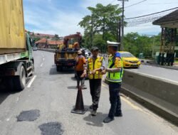 Polres Semarang Gerak Cepat Perbaiki Jalan Rusak untuk Cegah Fatalitas Kecelakaan